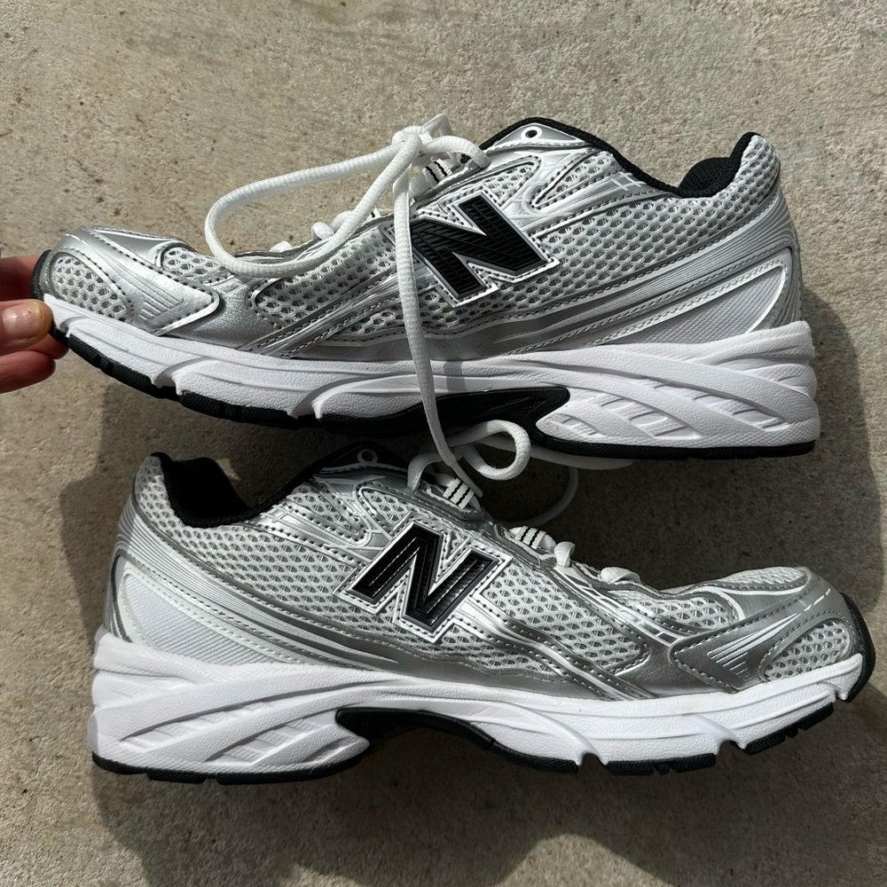 New Balance 740 Men’s 8.5 Womens 10 White/Silver Metallic/ Black Athletic Shoes